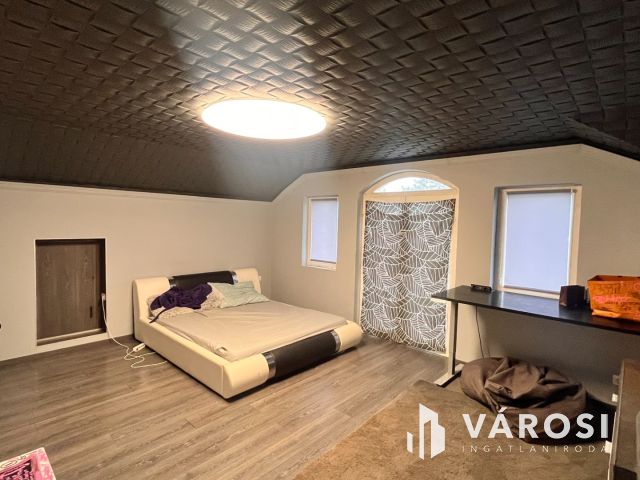 Luxus a Pilis lábánál