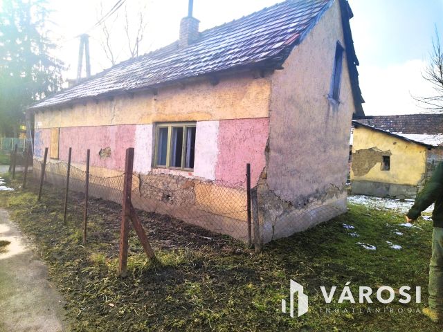 Vállalkozásra alkalmas, saroktelken lévő ház!