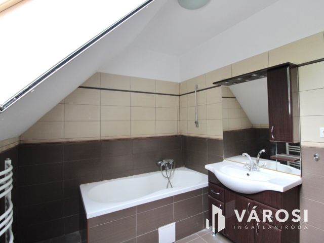 Újszerű, belső kétszintes modern lakás eladó Deszken