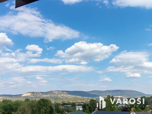 Újépítésű otthon panorámával, garázzsal és kerttel