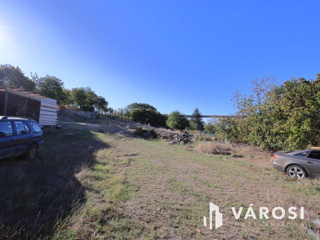 Völgyhíd közelében eladó egy zárt kert