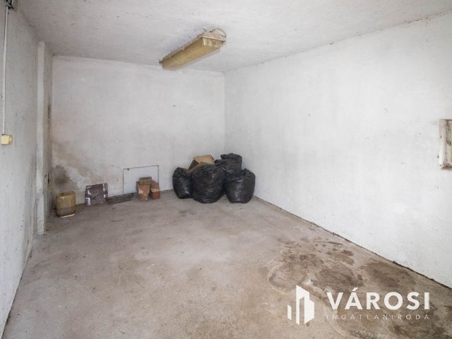 Sarkadon kertvárosi nyugalomban 3+nappalis tégla ház